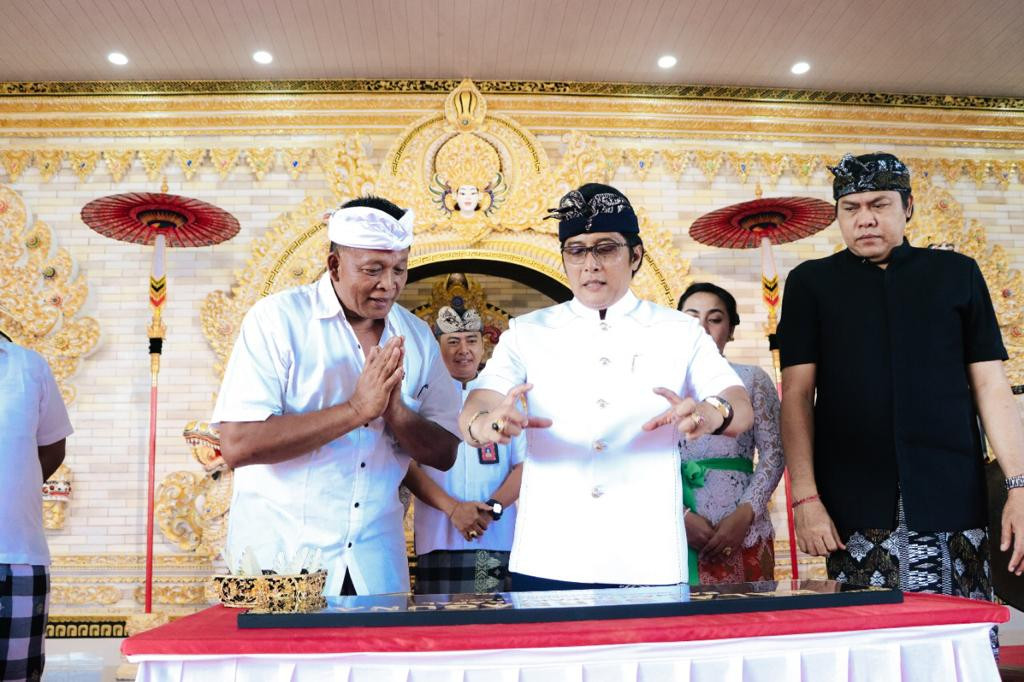 Bupati Giri Prasta Resmikan Balai Budaya Banjar Adat Cepaka